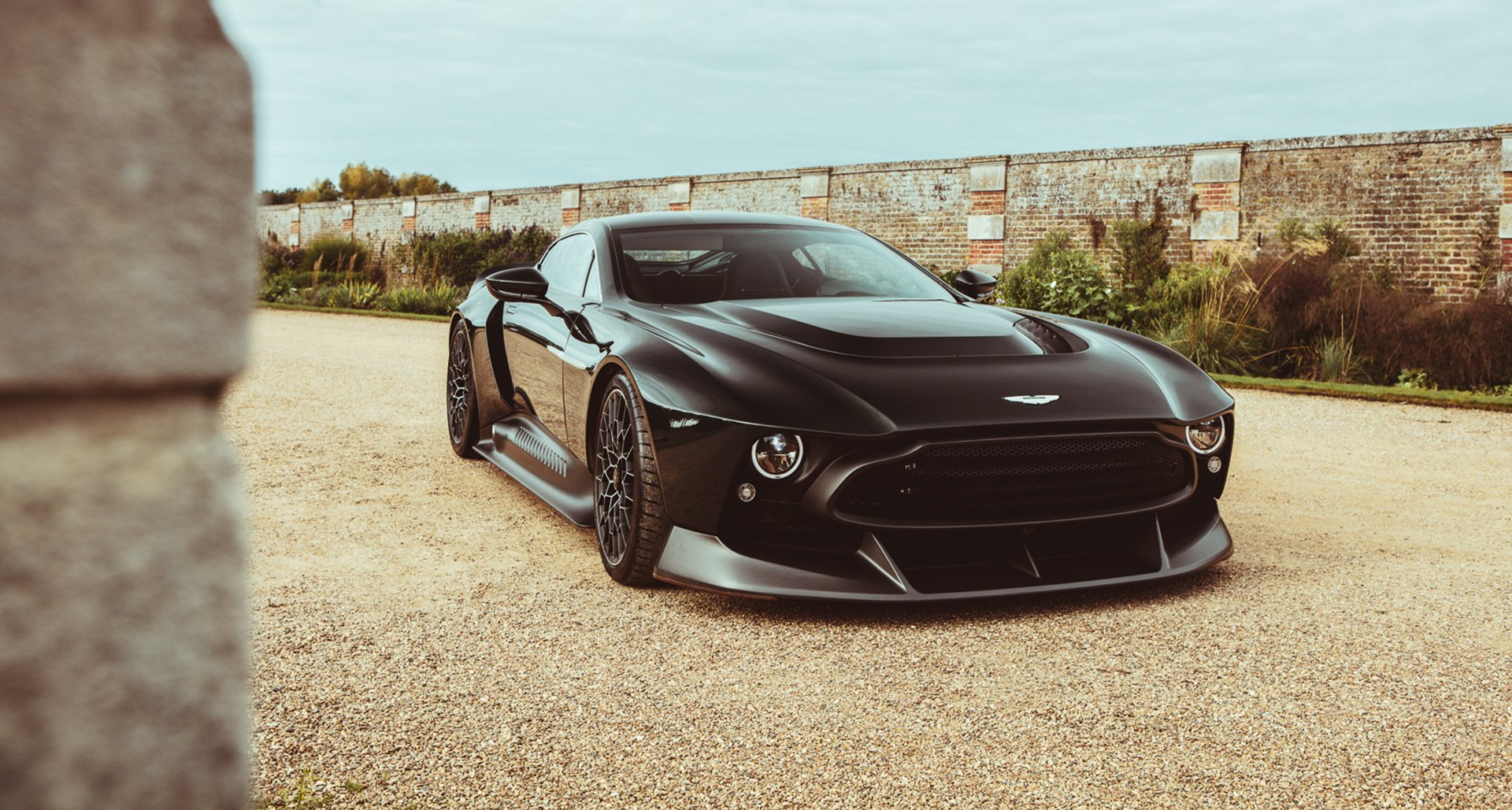 Aston Martin Q X Victor Gauntlett même 007 en rêverait